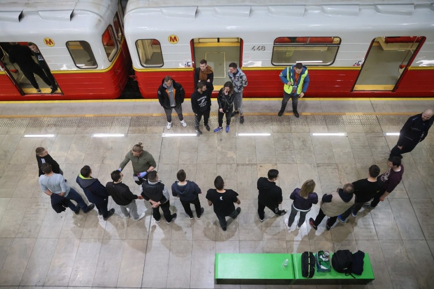 Antyterroryści ćwiczą w metrze. Ruch pociągów został wstrzymany