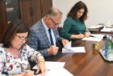 Podpisano umowę na przebudowę drogi powiatowej w miejscowości Płonina 