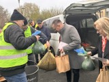 Żółta kartka i obornik. Z takimi „prezentami" do pilskich posłów przyszli rolnicy. Czyli protestu ciąg dalszy... 