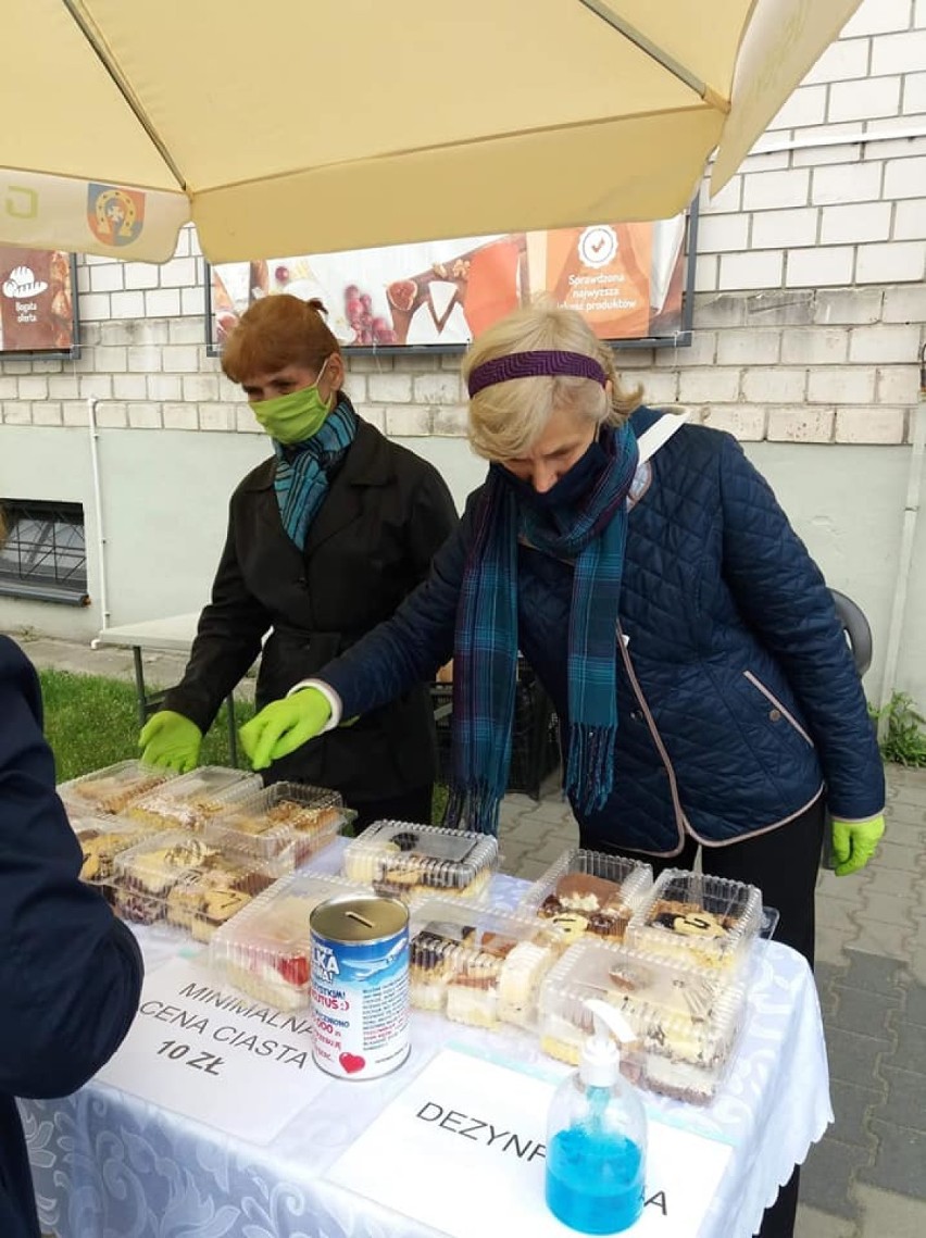Kiermasz ciast w Osjakowie. Panie z KGW  w Walkowie zbierały pieniądze na leczenie Wojtusia Howisa FOTO