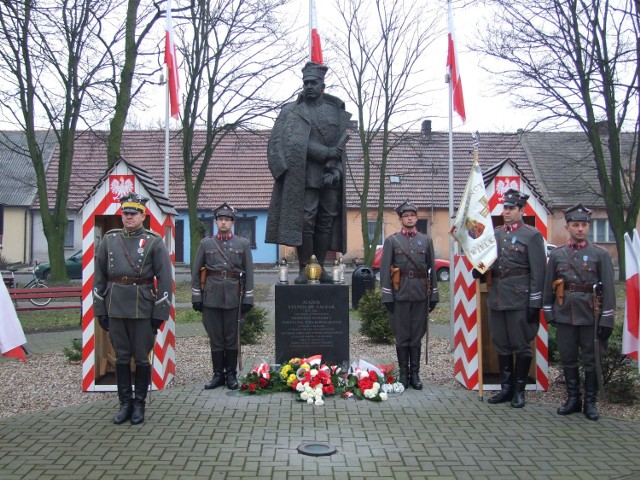 Powstanie Wielkopolskie: W Mieszkowie złożyli kwiaty pod pomnikiem
