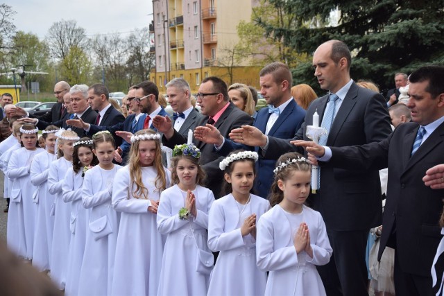 Pierwsza komunia święta w Kościele Garnizonowym odbyła się w niedzielę 1 maja. Przystąpiło do niej 24 dzieci.