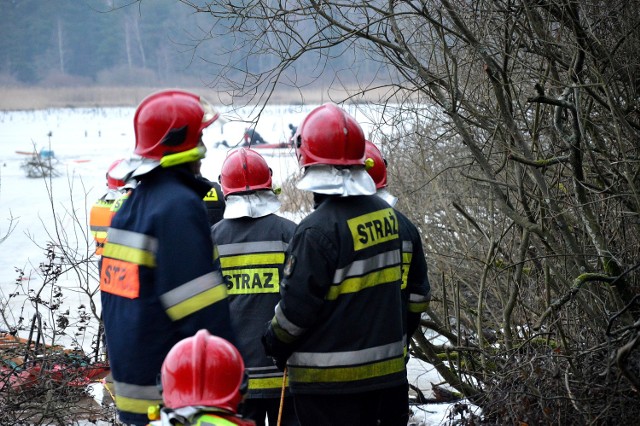 To strażacy wydobyli z przerębli 41-latkę i przez długi okres czasu prowadzili sztuczne oddychanie