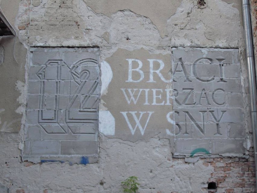 Praga poszukuje autora muralu na ścianie starej kamienicy....