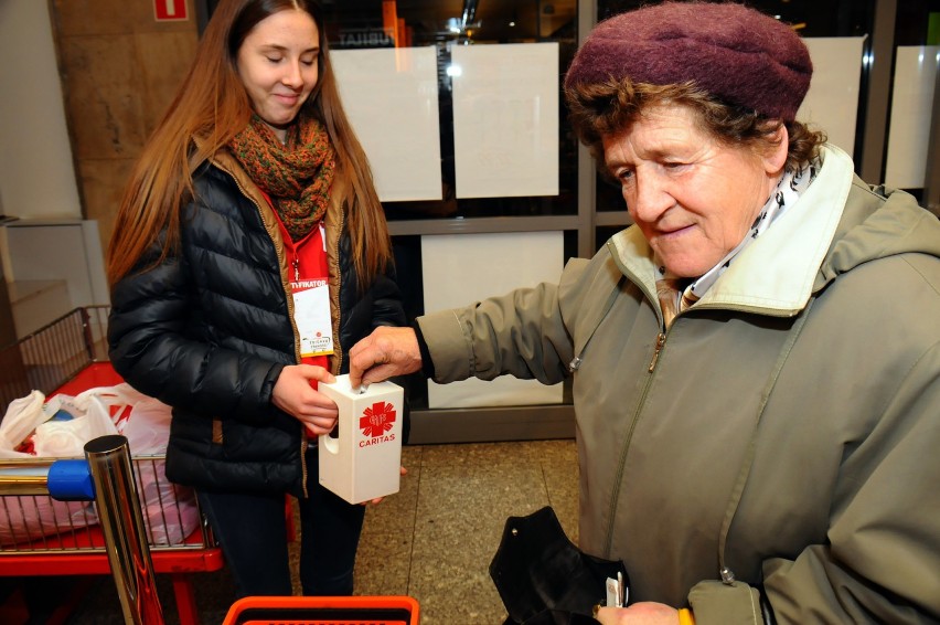 Kraków. Tak, pomagam! Ogólnopolska zbiórka żywności Caritas [ZDJĘCIA]