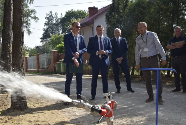 Władze miasta przyjęły ukończoną inwestycję wodno-kanalizacyjną, wykonaną w ulicy Trakcyjnej na osiedlu Rawka. Z instalacji wodociągowej popłynęła woda.