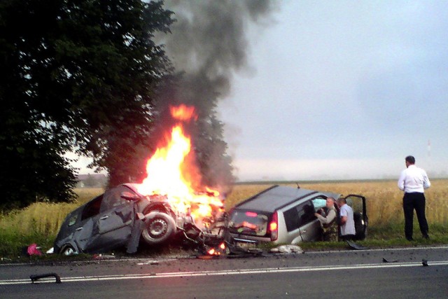 Jak podaje Dziennik Łódzki, drogą wojewódzką nr 702 w kierunku Kutna od strony Piątku jechała rodzina w renault scenic. W okolicach miejscowości Wojciechowice, z drogi podporządkowanej wyjechał prowadzony przez kobietę nissan.

Zobacz WIDEO z tego wypadku!

Więcej informacji znajdziesz w: Dzienniku Łódzkim

Wypadek w Wojciechowicach. 11 osób rannych [ZDJĘCIA]