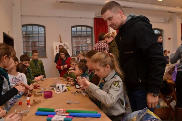 Nowy Dwór Gdański. Tradycyjnie przed Bożym Narodzeniem Żuławski Ośrodek Kultury oraz Żuławski Park Historyczny zapraszają do wspólnego tworzenia świątecznych ozdób.