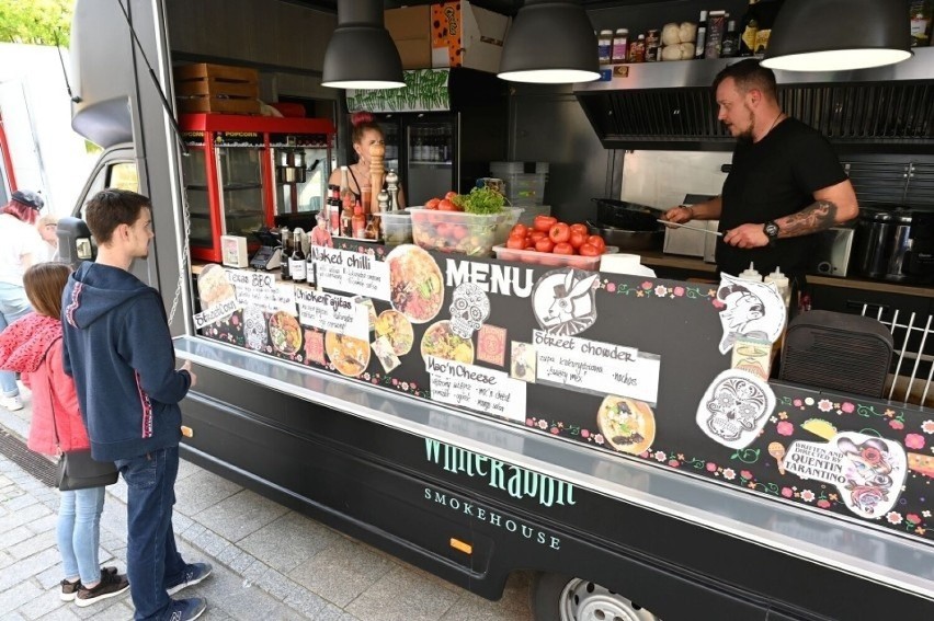 Food trucki ostatni raz w tym sezonie zaparkują przy ulicy Sienkiewicza w Kielcach. Zapowiada się pysznie. Zobaczcie film