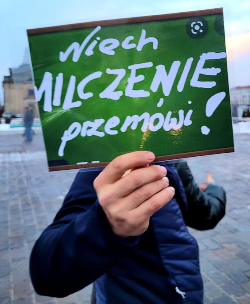 Milczący protest nauczycieli odbył się na pl. Kościuszki w Tomaszowie Maz. [ZDJĘCIA]