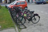 Na starym rynku w Koźminie zamontowano nowe stojaki dla rowerów