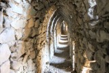 Kiedyś były turystyczną atrakcją. Dziś zamurowane. Dlaczego podziemnych korytarzy Zamku Stary Książ w Wałbrzychu nie można zwiedzać? ZDJĘCIA