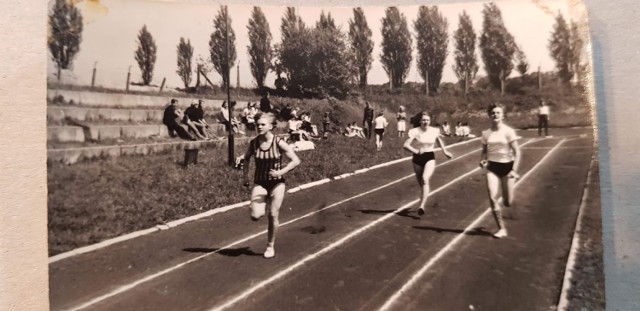 Danuta Jagiełło prowadzi w biegu na 100 m podczas Powiatowej Spartakiady w Sztumie w 1968 roku, osiągnęła wtedy czas 12,8