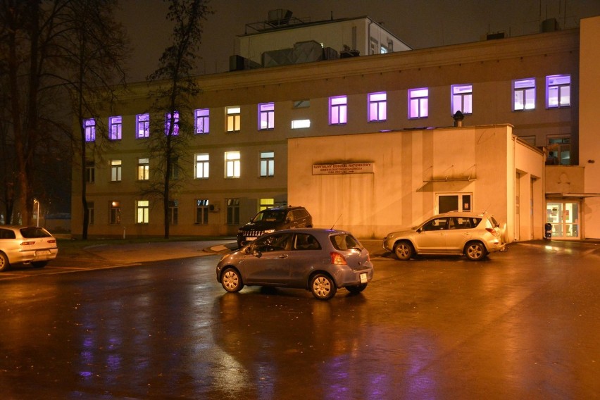 Białostockie budynki publiczne zaświeciły się na fioletowo.