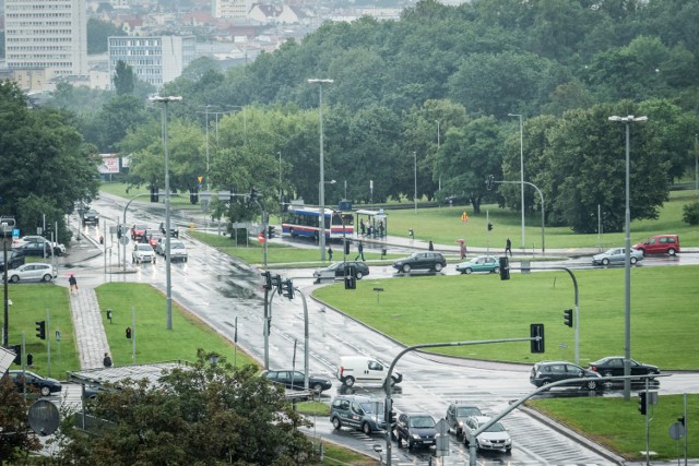 W ubiegłym tygodniu wyłoniono wykonawcę prac związanych z rozbudową ul. Kujawskiej w Bydgoszczy. Obecnie trwa wyburzanie pierwszych budynków, które kolidują z kolidują z rozbudową ul. Kujawskiej oraz Zbożowego Rynku. 


Pesa Bydgoszcz. Rozmowa z Tomaszem Zaboklickim, byłym prezesem.

