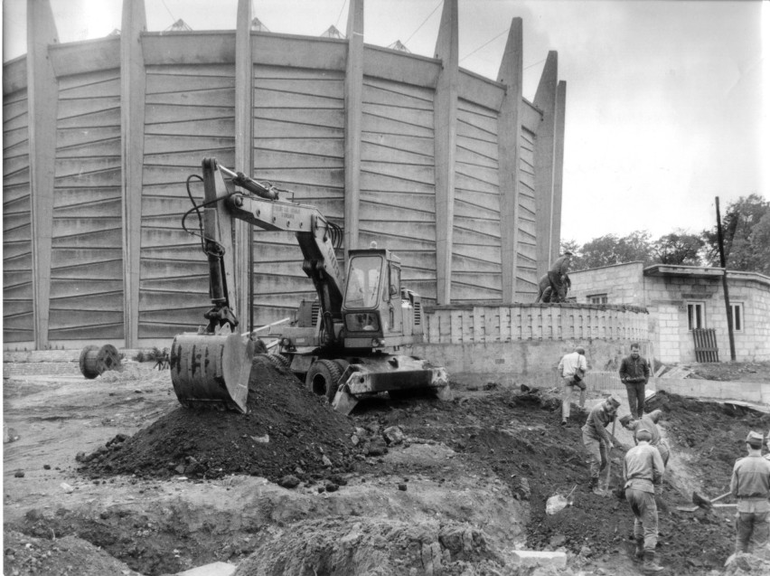 Październik 1984 roku. Prace ziemne przy budowie rotundy, w...