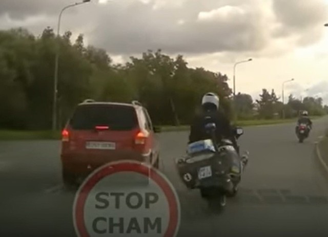 Aby zakończyć manewr wyprzedzania policjant na motocyklu zajechał drogę wyprzedzanemu