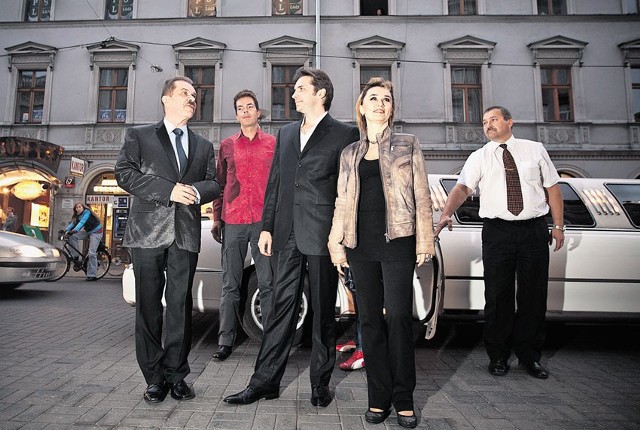 Jerzy Stanek, Lee Alex oraz duet Double Fantasy podjechali do Hotelu Grand luksusową limuzyną.