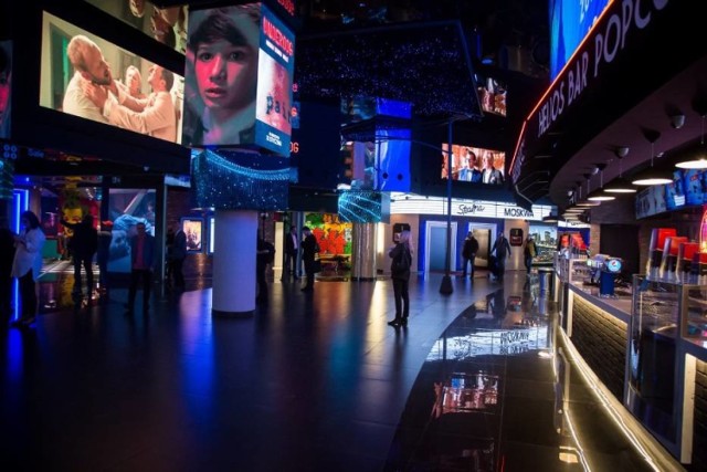 W trzypiętrowym kinie znajdziecie 8 sal, w tym 3 supernowoczesne. Co więcej, jest to pierwsze w Polsce kino, które feruje projekcje w innowacyjnej technologii laserowej Christie RealLaser™. Dzięki wielkoformatowym ekranom LED o wysokiej rozdzielczości, wyświetlających zwiastuny i plakaty filmowe, można poczuć się jak na rozświetlonym Times Square.
Kino posiada trzy sale tzw. Helios Dream, w których widzowie mogą oglądać filmy na fotelach z elektryczną regulacją oparcia i podnóżka lub na podwójnych kanapach, które mogą się rozkładać. 

Adres: Aleje Jerozolimskie 179
