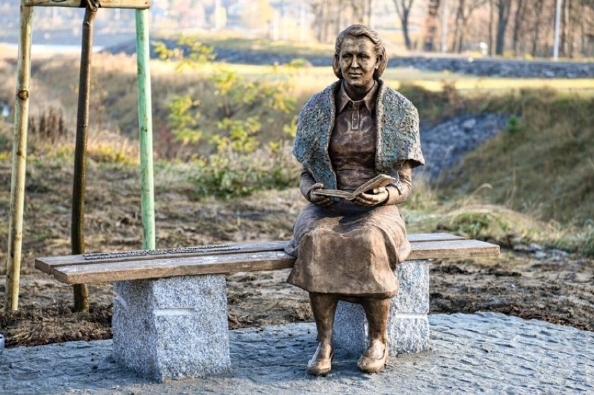 Ławeczka - rzeźba poetki stanęła przy Jeziorem Mucharskim. W...