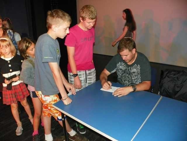 Tomasz Karolak chętnie rozdawał autografy swoim fanom