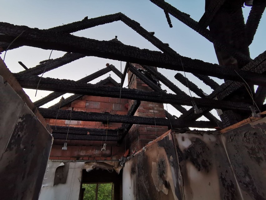 Nocna akcja nyskich strażaków. Płonął dom w Suszkowicach 