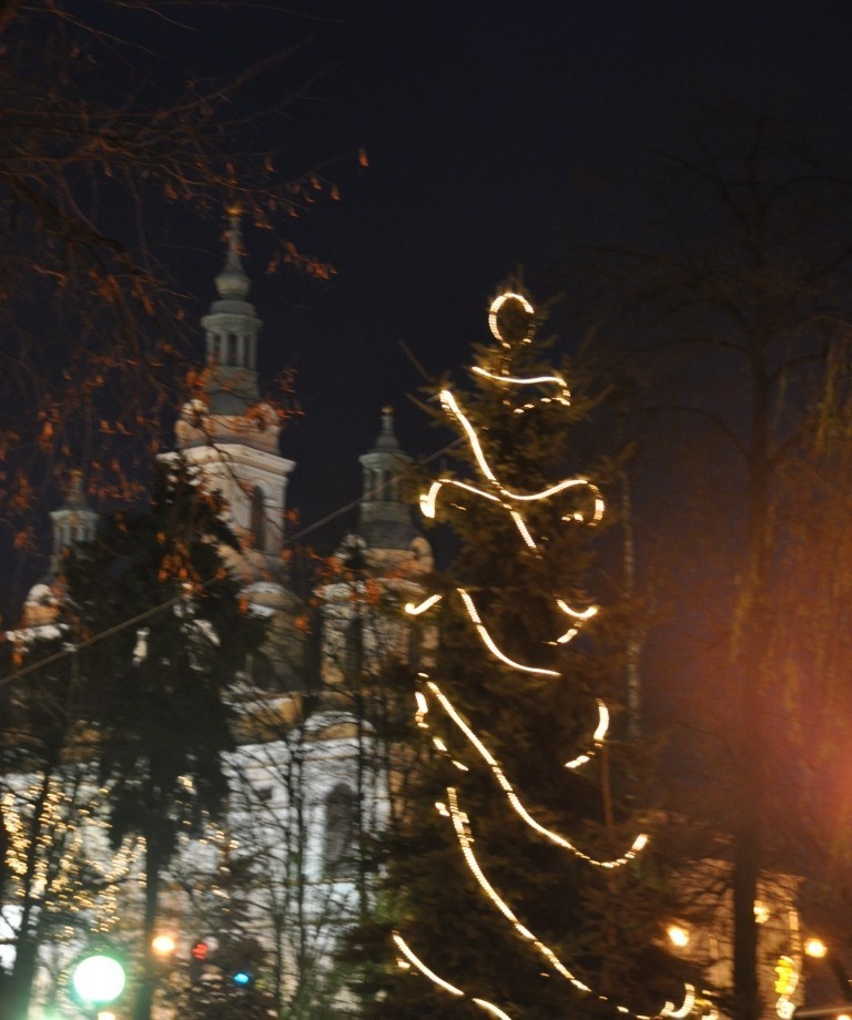 Świąteczne dekoracje na ulicach Radomska już świecą [ZDJĘCIA]