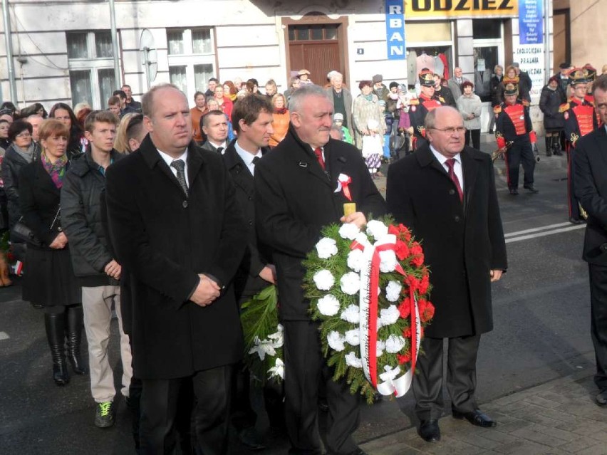 11 listopada w Szamocinie: Posadzono drzewko i otwarto ulicę. Potem zjawił się rycerz [ZDJĘCIA]