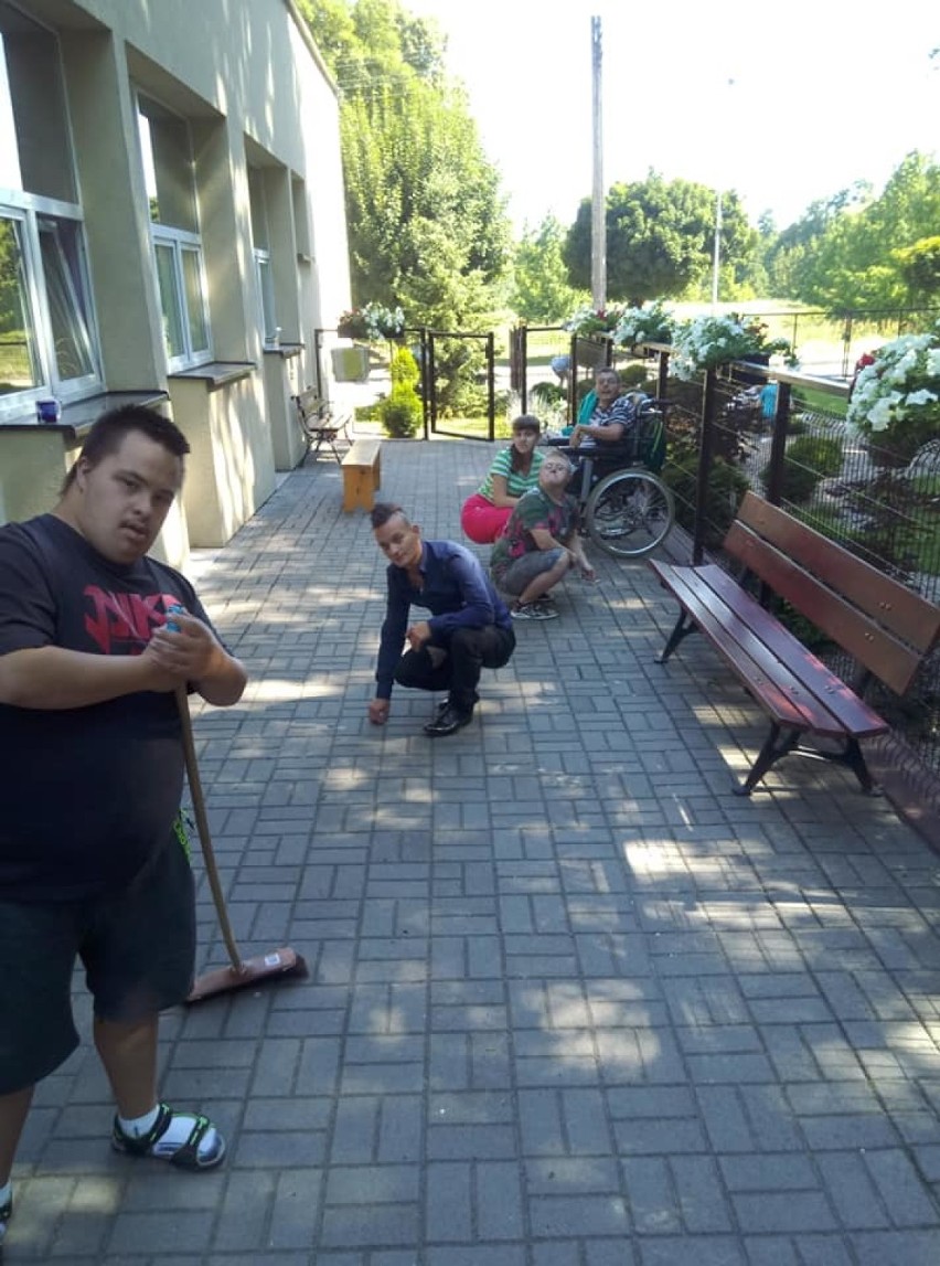 W Warsztacie Terapii Zajęciowej w Sycowie trwa letnie sprzątanie ogrodu