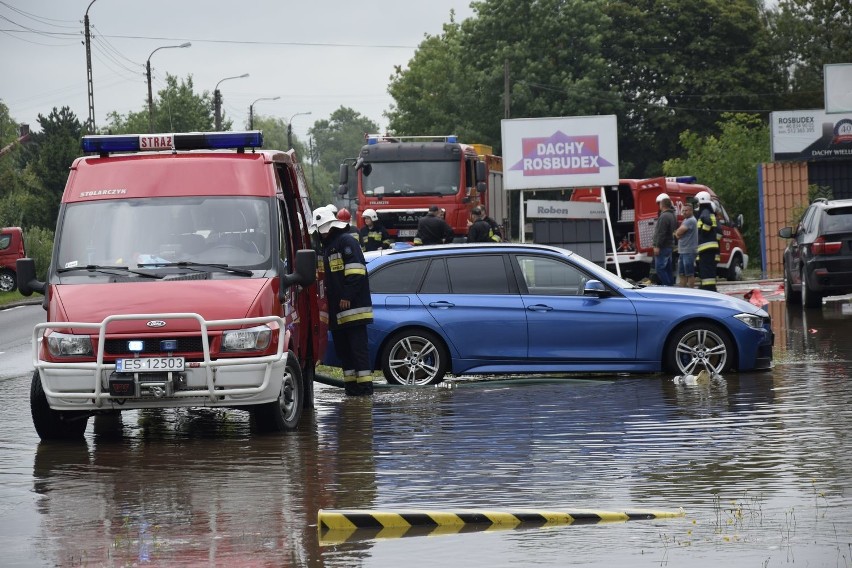 Całonocne opady deszczu spowodowały, że ul. Mszczonowska...