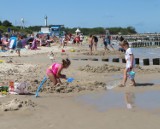 Plażowy poniedziałek w Ustce. Wypoczynek nad morzem, wakacje w czasie pandemii