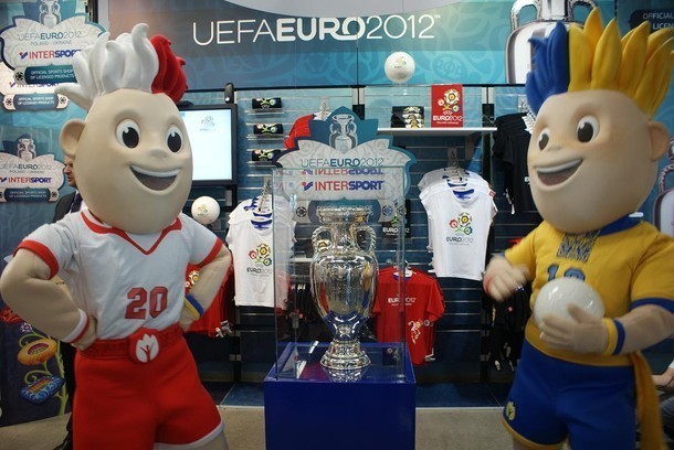 Pokaz mody UEFA EURO 2012, prezentacja Pucharu Henri Delaunay&#8217;a oraz oficjalnych maskotek mistrzostw - Slavka i Slavko uświetniły poznańską premierę kolekcji produktów Mistrzostw Europy w Starym Browarze
