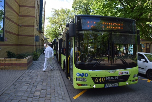 Przystanek tymczasowy dla linii T2 jest tuż przy książnicy.