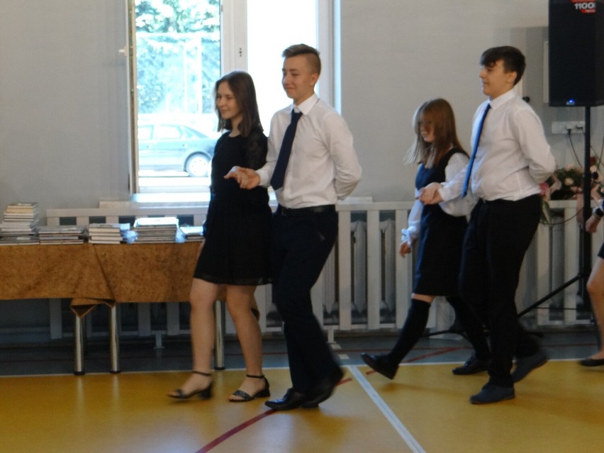 Koniec roku szkolnego w PSP 4 w Radomsku. Ósmoklasiści pożegnali szkołę. ZDJĘCIA