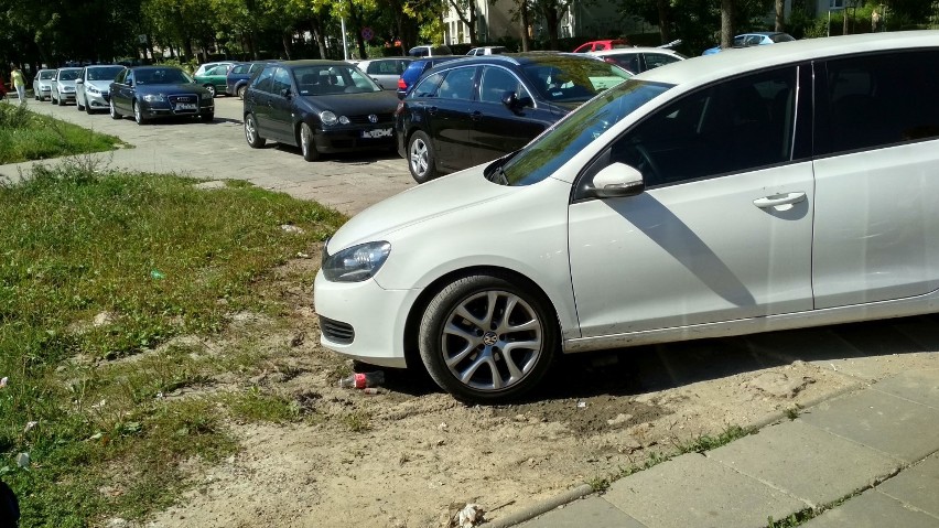 - Oto kolejna bezmyślność kierowców na ul Piekoszowskiej...