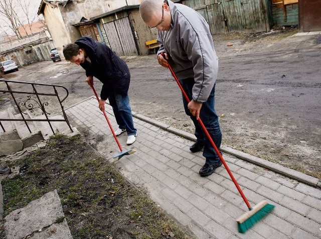 Sławek i Piotrek z Wałbrzycha sprzątają swoje podwórko