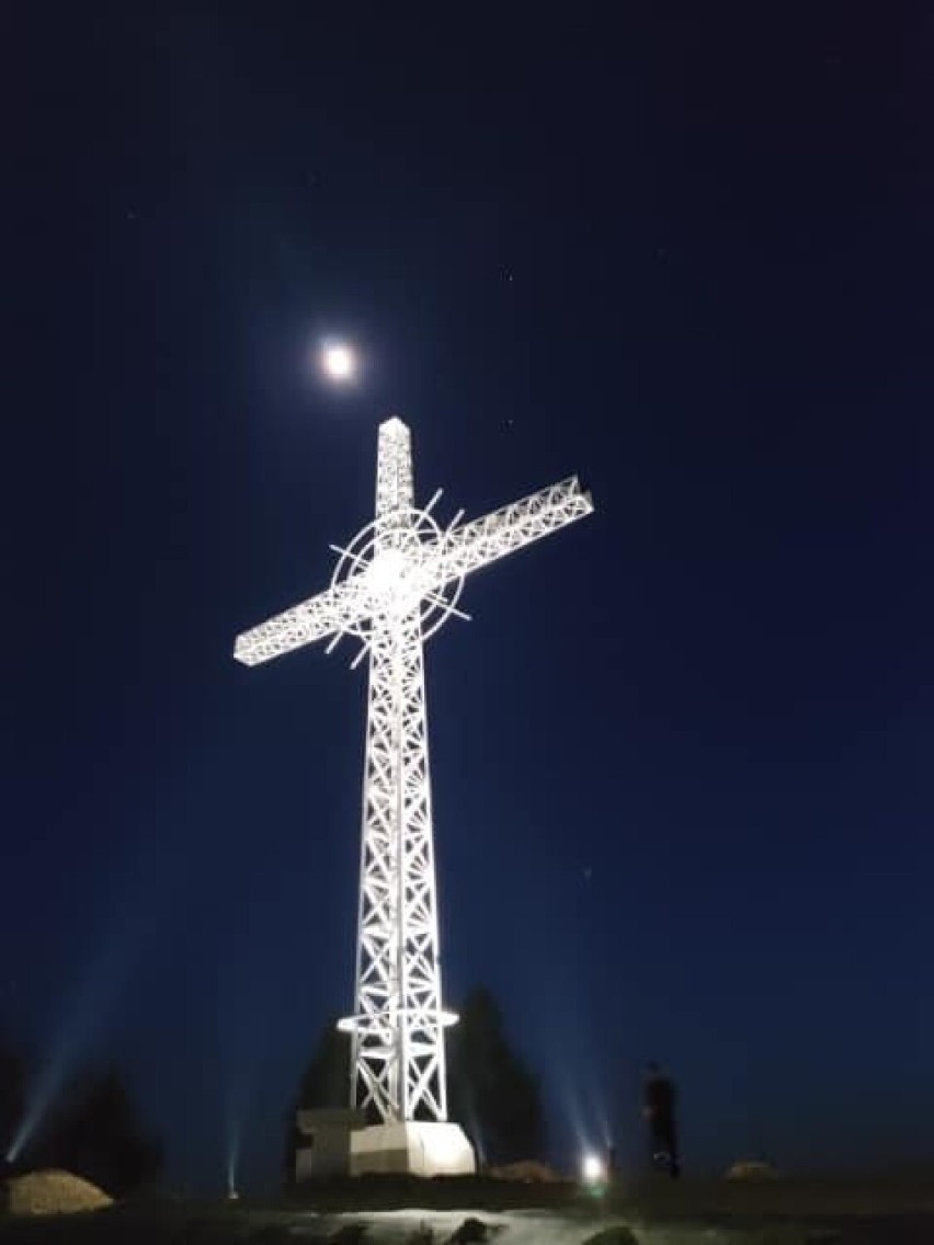 Krzyż w Krzeczowie właśnie został podświetlony