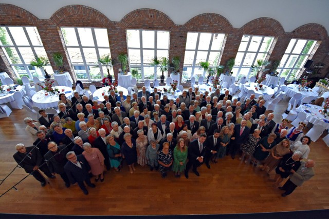 Uroczystość wręczenia medali za długoletnie pożycie małżeńskie dla par z miasta oraz gminy Gorlice odbyła się w restauracji Stary Dworzec. Przybyło na nią ponad sześćdziesiąt par