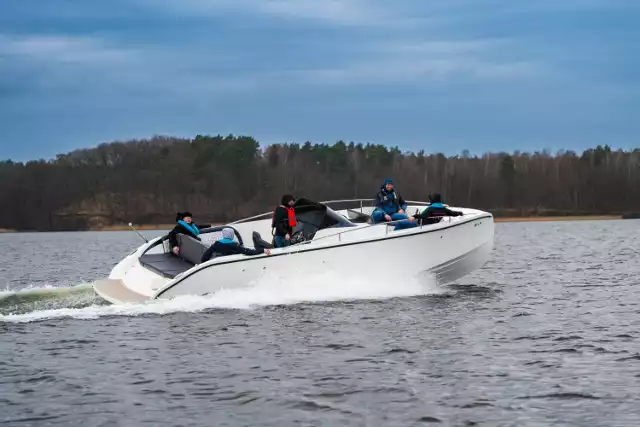 Jacht motorowy TENDER 8.75. z Markosu podczas testów na Jeziorze Charzykowskim.