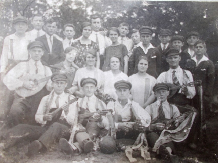 22 maja 1927 wystąpił tu zespół mandolinistów. 

Pocztówka w...