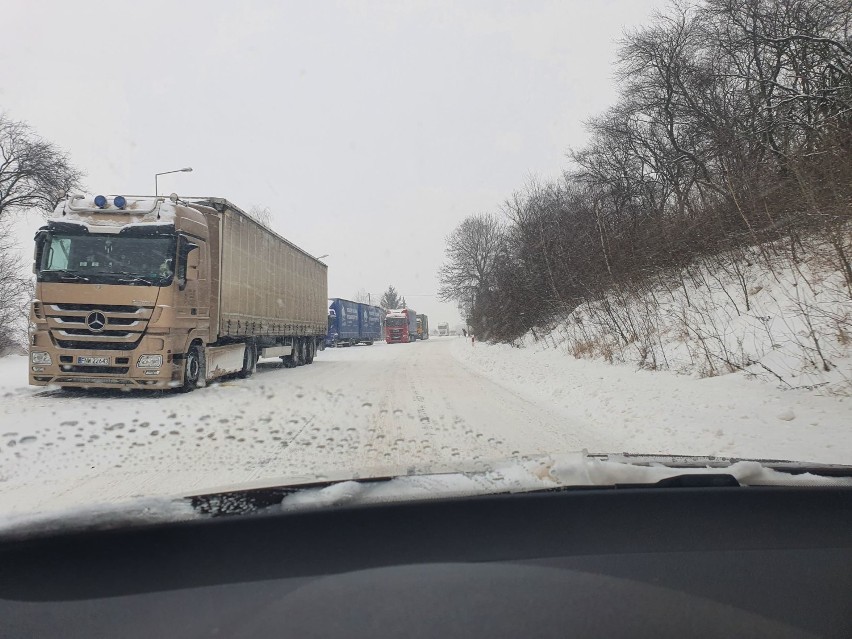 Zima, jakiej już dawno nie było. Droga dojazdowa do Bogatyni zablokowana przez tiry