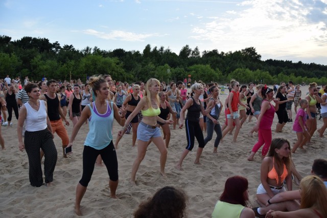 Gdańsk Brzeźno - na plaży przy molu w czwartki można wspólnie tańczy zumbę