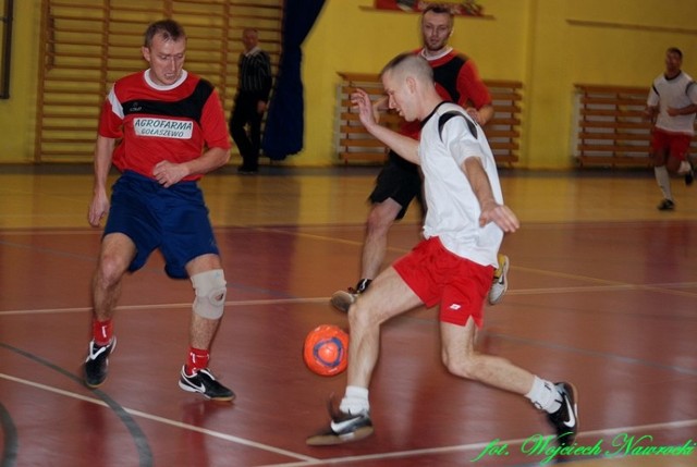 Piotr Gotłasz - Rotacja w ataku na bramkę Agrofarmy Gołaszewo, której dostępu broni Piotr Bartczak, w tle Michał Kraszewski