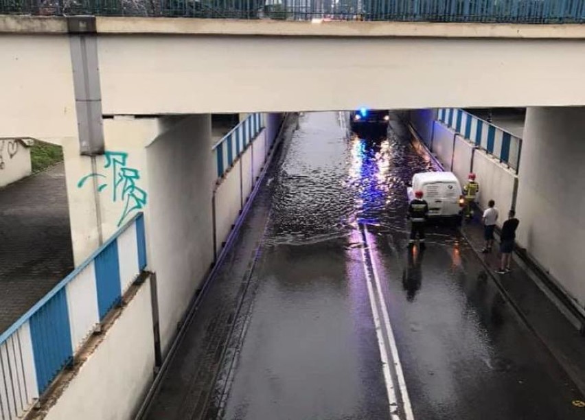 Potężne burze przeszły nocą przez woj. śląskie - ZOBACZ TE WYKRESY! Deszcz zalewał drogi, były interwencje strażaków