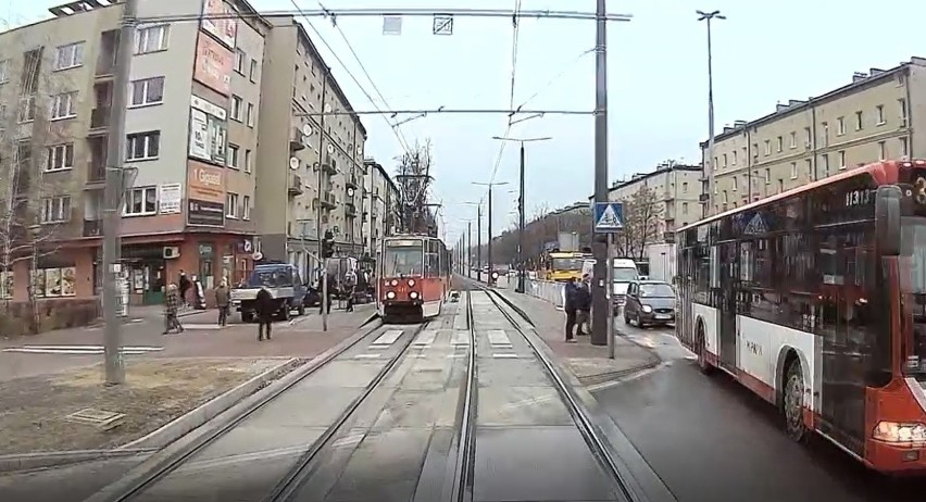 Kobieta w ciąży wpadła pod tramwaj w Częstochowie [FILM, ZDJĘCIA] Policja: "Trzy wykroczenia naraz, cud, że nie doszło do tragedii"