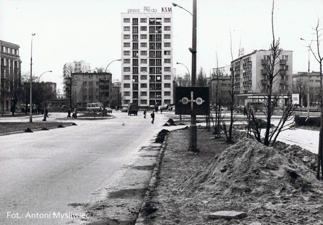 Jak wyglądało osiedle KSM w Kielcach ponad 60 lat temu? Czy bardzo się zmieniło? Zobacz archiwalne zdjęcia. 

Zdjęcie:
Lata 1980-1981 , ulica Źródłowa, widok w kierunku skrzyżowania z ulicą Zagórską.


>>>ZOBACZ WIĘCEJ NA KOLEJNCYH SLAJDACH