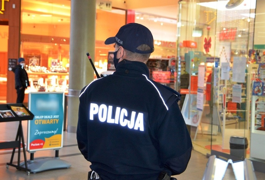 Nowy Sącz. Policja kontroluje galerie handlowe. Za złamanie przepisów sanitarnych grożą mandaty [ZDJĘCIA]