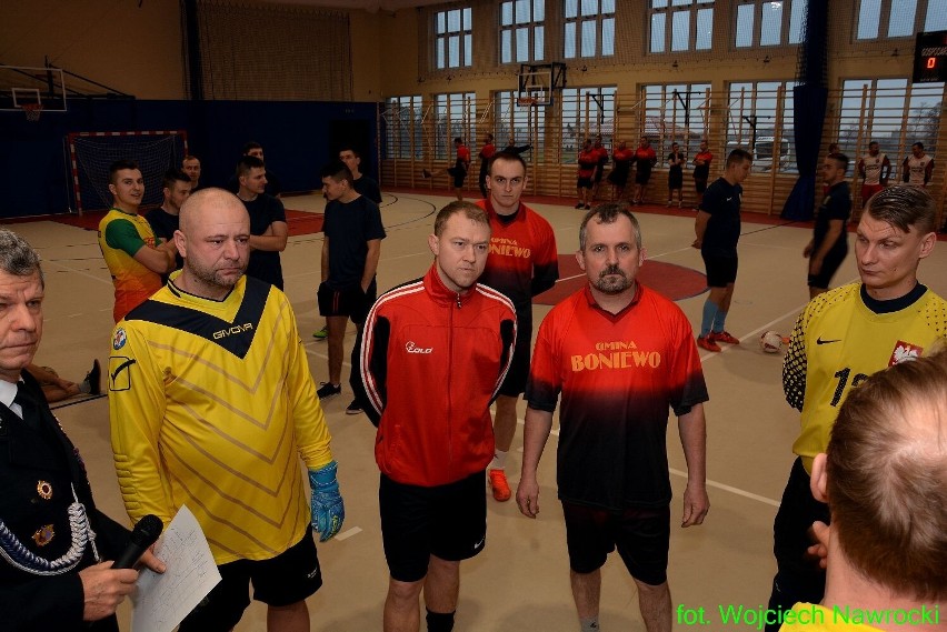 Strażacy OSP z gminy Kowal najlepsi w XVII Turnieju Halowej Piłki Nożnej Grabkowo 2023 [zdjęcia]