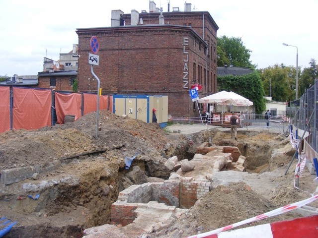 Fundamenty dawnego domu towarowego braci Mateckich pod ul. Krętą.