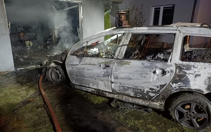 Pożar w Kamieńsku. Płonął samochód i garaż przy ul. Kościuszki